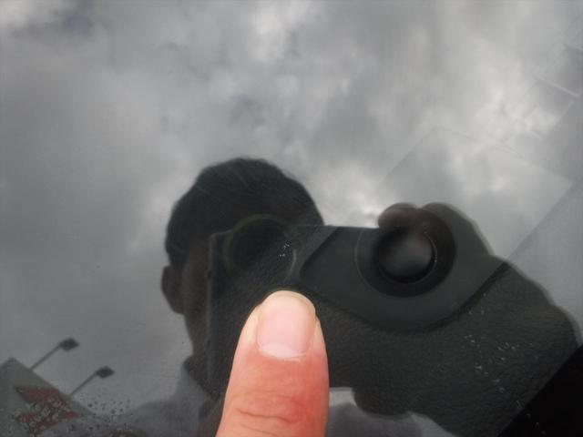 フロントガラスに飛び石傷がございます