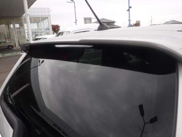 ルーフスポイラー標準装備！