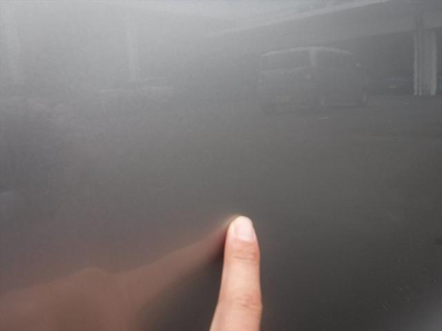 左ドアに凹みを伴う傷がございます