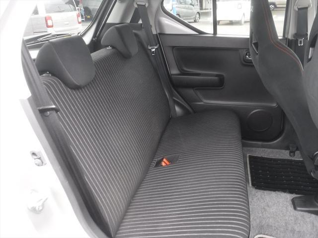 後席全景画像。ヘッドレストもついております