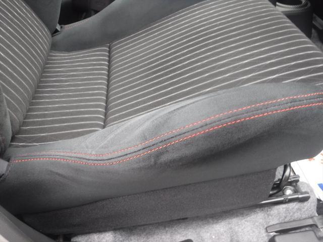 運転席シートにはへたりがございます