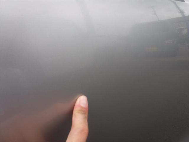 左リヤフェンダに軽微な傷がございます