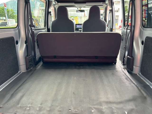 フラットにシートが倒れる上、折りたたむことが出来るので大きなお荷物も楽々積むことができます★