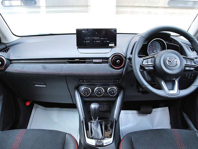 ドライバーを中心に考えられたコックピットは、直感的な操作を可能にし、運転への集中をサポート。まるで愛車と対話しているような感覚を味わえます。