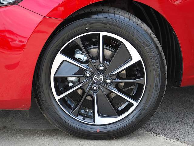 スタイリッシュな専用デザインアルミホイールに、トーヨータイヤ PROXES R55Aを装着。優れた操縦安定性と静粛性を両立し、あなたのMAZDA2の走りを足元から支えます。