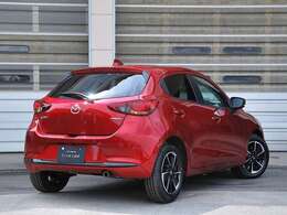 マツダが追い求めた「魂動デザイン」が息づくMAZDA2。研ぎ澄まされたフォルムは、まるで生命が宿ったかのよう。繊細な光の移ろいが、所有する喜びと誇りをもたらします。