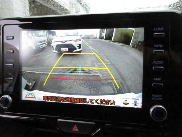 【バックカメラ】シフトレバーの『R』に連動して後方の視界をナビ画面で確認できるバックカメラ付き！　車庫入れの時も安心ですね♪