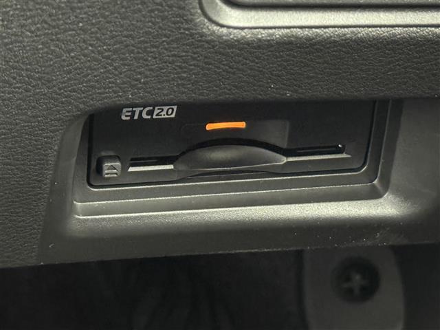 【ETC】有料道路を利用する際に料金所で停止することなく通過できる、ETC車載器（ノンストップ自動料金収受システム機器）が装備されています。セットアップを行うことで利用可能になります。