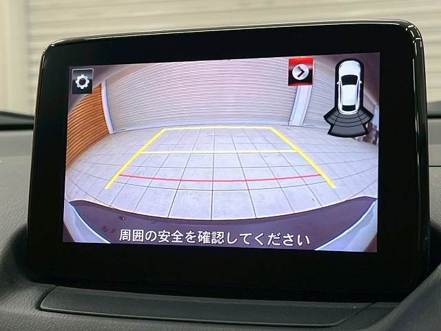【カラーバックモニター】を装備しております。リアの映像がカラーで映し出されますので日々の駐車も安心安全です。