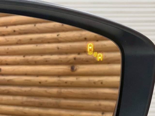 【ブラインドスポットモニター】ブラインドスポットモニター搭載で後方から接近する車両にも簡単に気づけます。