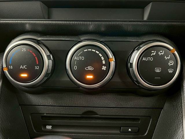 【オートエアコン】車内温度をセンサーが感知してご希望の車内温度になるよう、風量も自動で調整してくれます☆