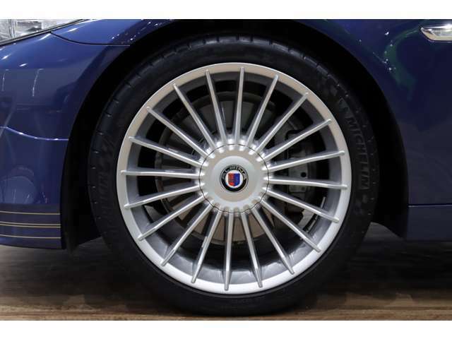 純正ALPINA CLASSIC 20インチアルミホイールは、目立つヨゴレや歪みもなく良い状態です！！