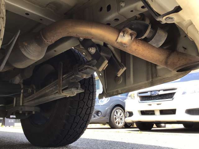 ★当社ではエンジンルーム＆下回りの清掃＋メンテナンスを行いましてからご納車致します。普段中々手を付けずらい部分をしっかりと清掃させて頂きます(^_^)