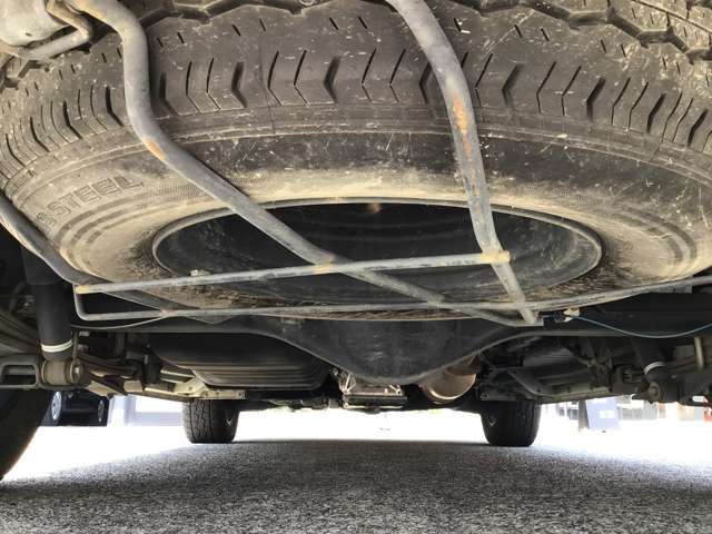 ★当社ではエンジンルーム＆下回りの清掃＋メンテナンスを行いましてからご納車致します。普段中々手を付けずらい部分をしっかりと清掃させて頂きます(^_^)