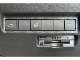 【パワーバックドア】重たいバックドアもスイッチを押すだけで閉めることができます。リモコンや車内のスイッチからも操作できます。