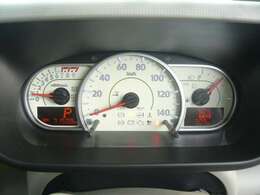 スピードメーターとタコメーターと燃料計の3眼でセンターにポジショニングゲージが表示してあります。