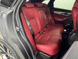 セカンドシートは大人二人が乗っても十分なスペースが確保されております。各種「室内除菌抗菌コーティング」「室内クリーニング」も取り揃えておりますよ。