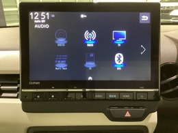 ワイド画面のナビゲーションはフルセグTV、インターナビ対応のGathers純正メモリーナビを搭載しています。Bluetoothオーディオ機能がありますので、スマートフォンなどの音楽も再生できます。