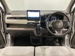 車内は光触媒抗菌消臭施工済です。スタイリッシュなデザインで暖かみのあるインパネ周りを演出します。グローブボックスやカップホルダーのほかにトレーなどたくさんの収納スペースが装備されています。