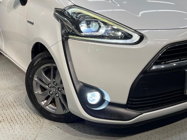 【LEDヘッドライト】悪天候や夜間走行時も良好な視界を確保し安心して運転できる高輝度LEDヘッドライトを装備！点灯速度が早く、消費電力も抑えられています。