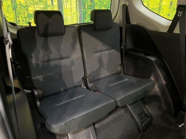 床下収納式のサードシートです。座席部分をコンパクトに収納でき、広大な荷室スペースとしてお使いいただけます！乗車人数や荷物の量など利用シーンに合わせて3列目を有効活用でき、とっても便利♪