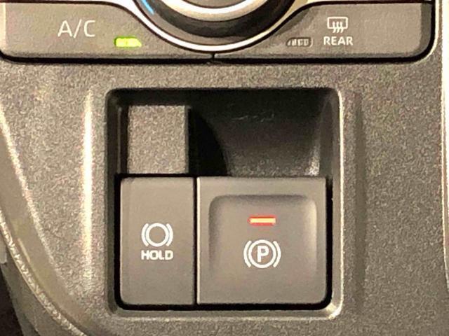 指先だけで簡単に操作が可能な電動パーキングブレーキを採用。「HOLD」スイッチを押すと、渋滞や信号待ちなどでブレーキペダルから足を離しても、ブレーキを保持するので安心です