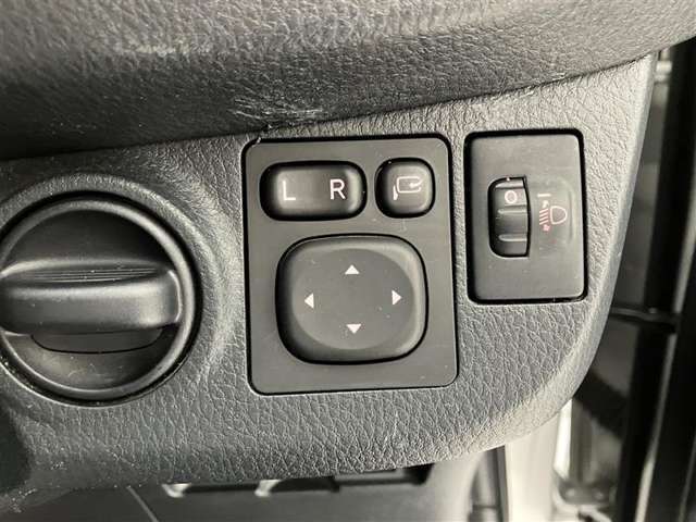 日本の駐車場は幅が広くないところが多くて、乗り降りが大変だったりしますよね。電動ミラーがあれば、室内でミラーをたためるので、駐車するときも便利ですね。