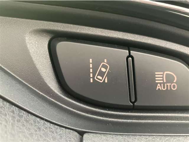 車線逸脱防止装置の「レーンキープアシスト」もついています。万が一のよそ見運転で車線をはみ出しても知らせてくれます♪あると便利な機能ですね！