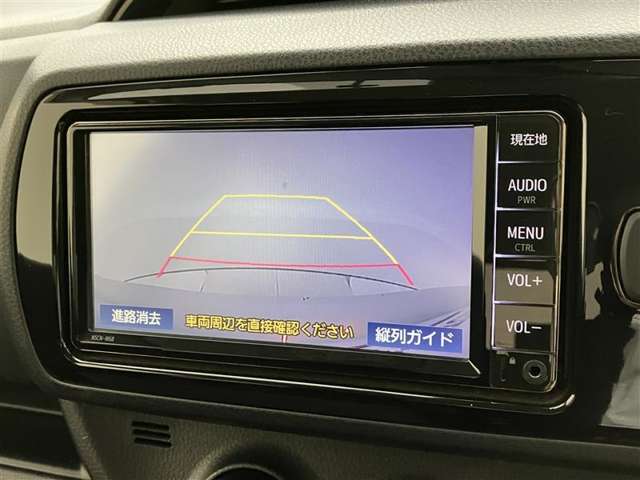 こちらのバックカメラは画面にラインが表示されておりますので、バック時のクルマの進行方向の目安になります。より高いレベルで車庫入れをサポートする、便利な機能ですね。