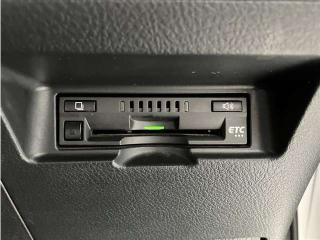 付いているクルマも増えましたが、U-Carではまだまだ付いていればラッキーなETCです。高速道路の料金をお得にするための、便利な装備です。セットアップ後、すぐに利用可能です。