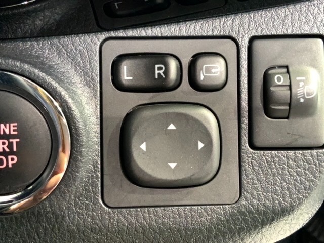 狭い駐車場で便利な電動格納ドアミラーが付いています。