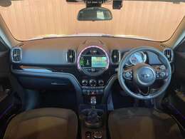 LIBERALAでは多種多様の車種をご用意させていただいております。お客様がご納得いくまで、そのお車の持つ特性を五感すべてで感じ取っていただける場をご提供します。