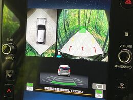 【マルチテレインモニター】車のフロントやサイドのカメラ画像を同時にモニター表示することで、悪路や狭い道を走行時でも周囲の状況確認ができ安心！本格SUVにうれしい装備です♪
