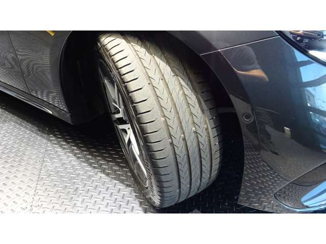 ここまでの新車おろしたてと変わらない安心をご提供できるのも、サーティファイドカーが、正規販売店での徹底したチェックと整備を経て、独自の厳しい基準をクリアした車であるからこそなのです。
