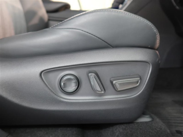 パワーシート搭載。微妙な調整が手軽にでき、ピッタリなポジションで運転することが可能です。