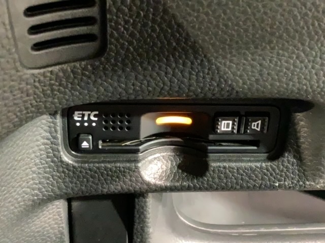 いまや快適なカーライフに欠かせないETCが付いています。