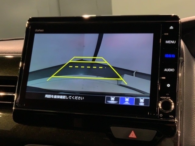 リバースギアに入れるだけで後方の表示へ切り替わります。夜間や雨の日の駐車も楽になりますよ。