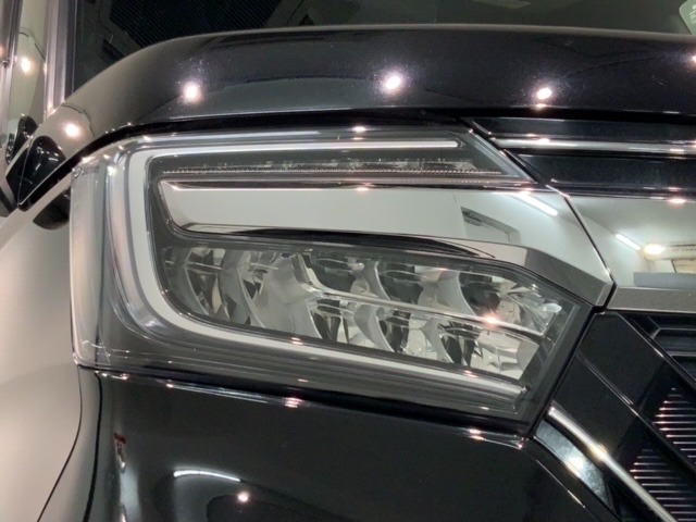 LEDヘッドライトは、点灯の瞬間から最大光量を発揮し、突然暗くなるトンネルなどでの安定感を高めます。