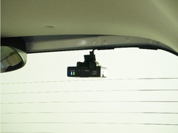 この車にはリアにもドライブレコーダーを装備しております◆映像・音声などを記録する自動車用の装置です。　もしもの事故の際の記録はもちろん、旅行の際の思い出としてドライブの映像を楽しむことができます。