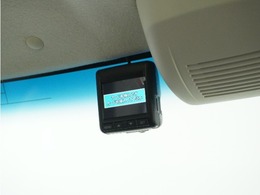 ◆ドライブレコーダー◆映像・音声などを記録する自動車用の装置です。　もしもの事故の際の記録はもちろん、旅行の際の思い出としてドライブの映像を楽しむことができます。