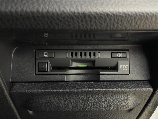 【ETC】有料道路を利用する際に料金所で停止することなく通過できる、ETC車載器（ノンストップ自動料金収受システム機器）が装備されています。セットアップを行うことで利用可能になります。