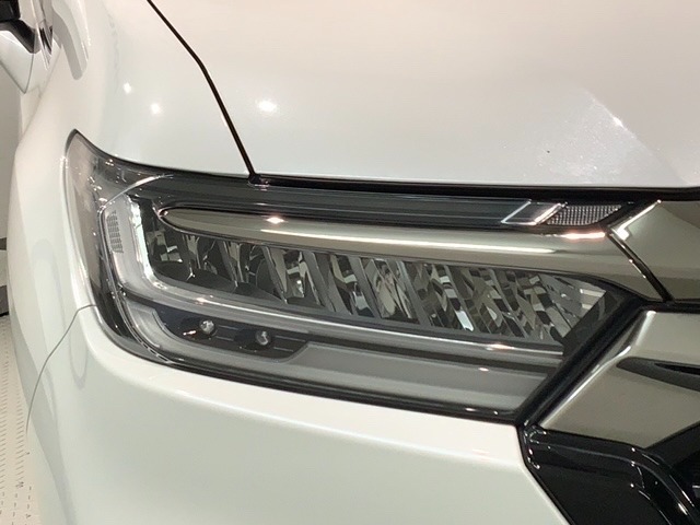 LEDヘッドライトは、点灯の瞬間から最大光量を発揮し、突然暗くなるトンネルなどでの安定感を高めます。