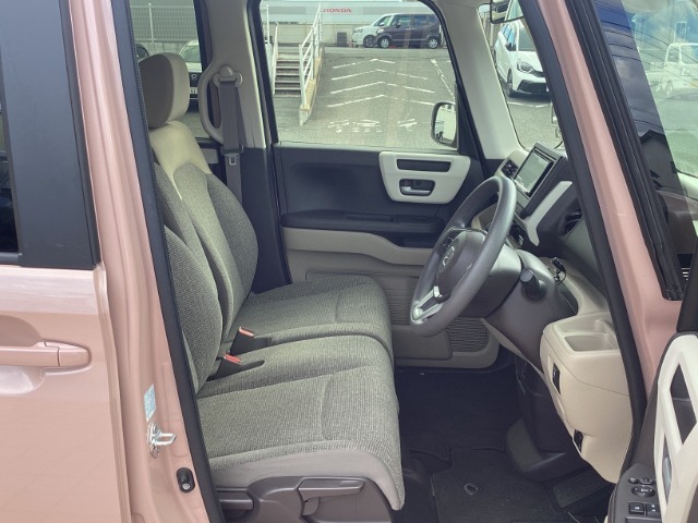 内装ルームクリーニング済みです。しっかり綺麗にしていますので、是非、お確かめください。納車時にはもう一度キレイにいたしますよ！