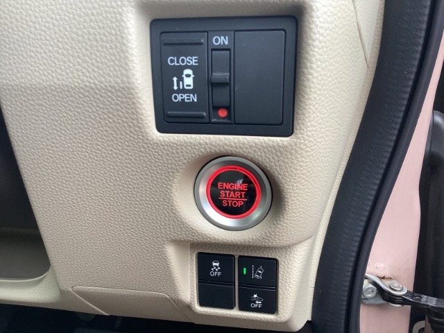 電動スライドドア装備！運転席よりボタン一つで開閉可能でございます。