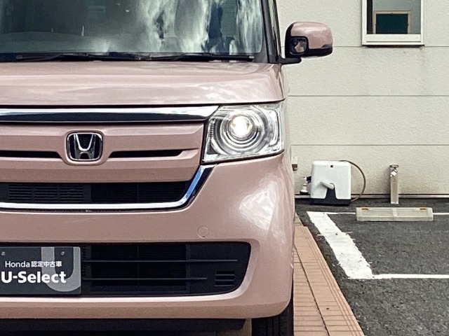 広く、遠くまで照らし、夜間、雨天時の安心感を向上させてくれるLEDヘッドライト。