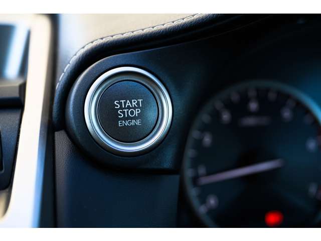 運転席の各種スイッチ類。安全補助装置など、わからない部分ございましたら、丁寧に説明いたします。安心してお乗りだし可能ですよ♪