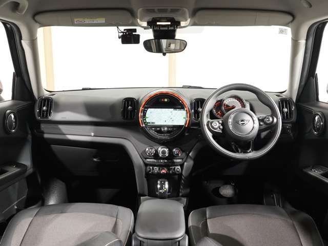 ■高年式、低走行、装備や価格に魅力があるなど、専門店の目線で厳選した高品質なミニのみ厳選し、約250台以上の新旧ミニの中からお気に入りの1台をお選びいただけます■マッチした1台がきっと見つかりますよ♪