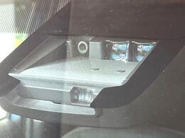 【プリクラッシュセーフティ】前方の車両等を検知し、衝突しそうな時は警報で注意を促し、ブレーキを踏む力をサポート。ブレーキを踏めなかった場合は衝突被害軽減ブレーキが作動、衝突回避をサポートします。