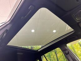 【ガラスルーフ】ガラスルーフ搭載で車内の解放感が一気にアップ！開放的なドライブをお楽しみいただけます。