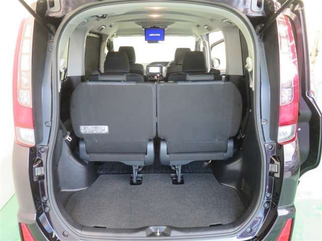 シートアレンジで広々使えるラゲッジスペース。たくさん荷物を載せる時、大人数で乗車する時で使い分け可能です☆